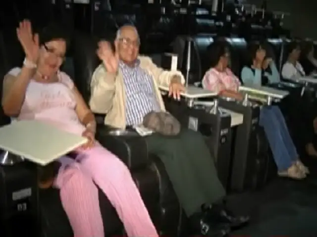 Adultos mayores asisten a función de cine para ver 'Calichín'