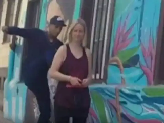 VIDEO: Golpean salvajemente a una turista para robarle su mochila