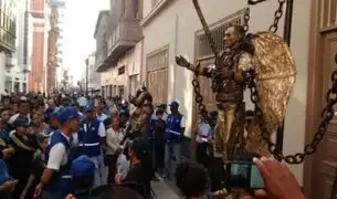 Serenos desalojan a 'estatuas humanas' del Jirón de la Unión