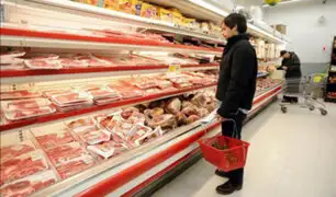 Captan rata paseándose en exhibidora de pollos de supermercado