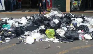 Calles de Gamarra amanecieron llenas de basura en La Victoria