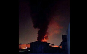 Incendio de grandes proporciones destruyó fábrica de pinturas en Ate Vitarte