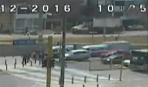 Conductor quedó atrapado tras triple choque en Los Olivos