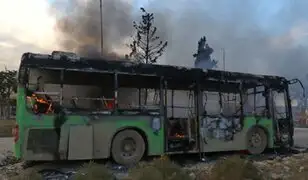 Terroristas queman autobuses que iban a evacuar a civiles en Siria