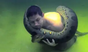 Hombre juega con anaconda gigante en California