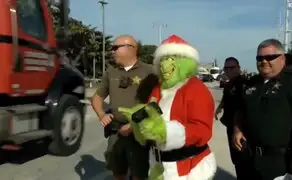 Policía vestido de Grinch hace ‘llorar’ a conductores irresponsables