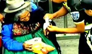 Ate Vitarte: serenos realizan noble gesto al ayudar a anciana indigente
