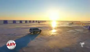 Conductores hacen peligrosas acrobacias en lago congelado en China