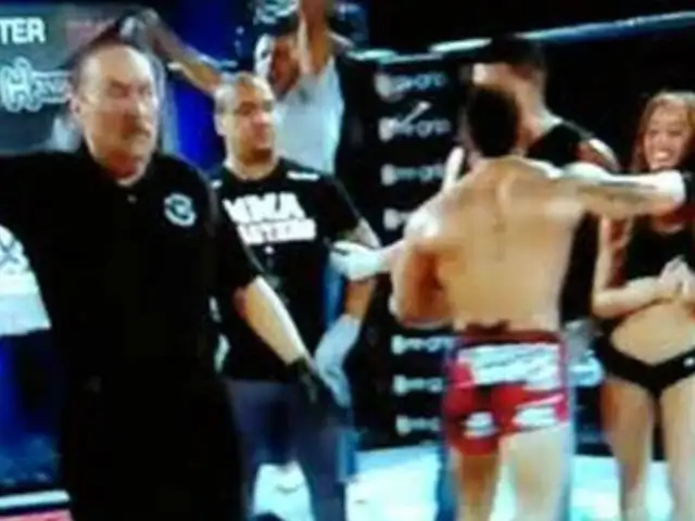 YouTube: Luchador MMA perdió pelea y acabó golpeando a anfitriona [VIDEO]