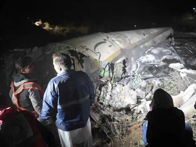 Avión con 47 personas a bordo se estrelló en el norte de Pakistán