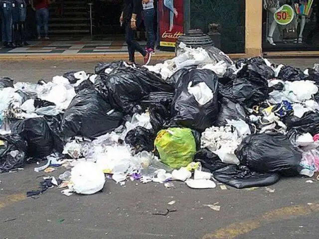 Calles de Gamarra amanecieron llenas de basura en La Victoria