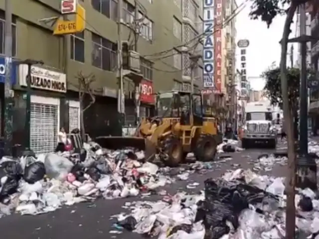 Gamarra: realizan trabajos con maquinaria pesada para retirar basura en calles