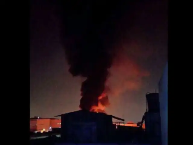 Incendio de grandes proporciones destruyó fábrica de pinturas en Ate Vitarte