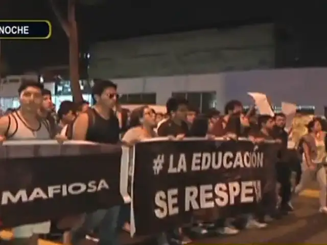Marcha a favor de reforma educativa reunió a miles de personas en el centro de Lima