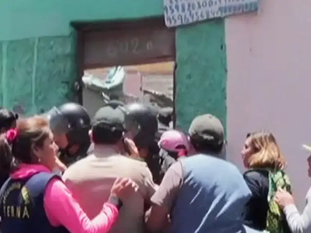 Arequipa: violento enfrentamiento con la policía para evitar cierre de bar