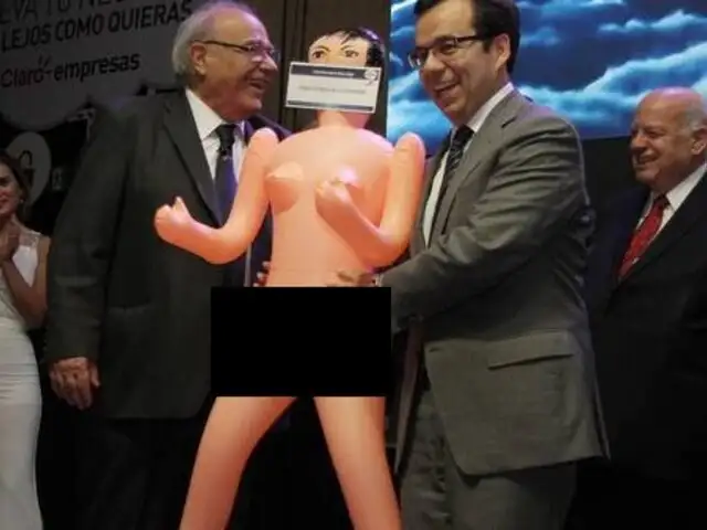 Ministro de Economía de Chile desata escándalo por foto con muñeca inflable