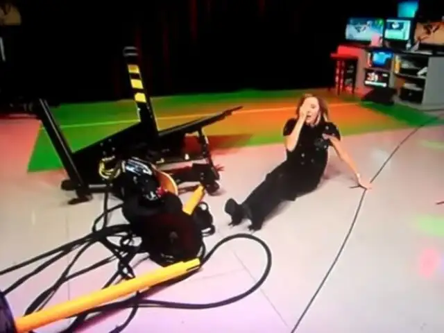 Presentadora de FOX se estrella contra monitor con su scooter en programa en vivo