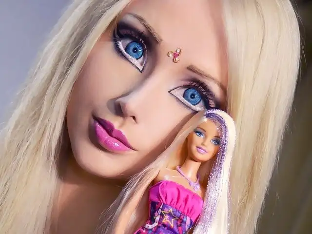 "Barbie humana" muestra su rostro sin maquillaje y desilusiona a sus seguidores