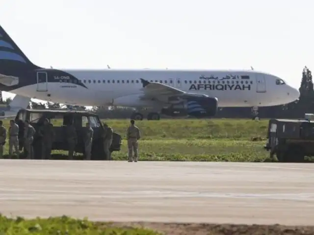 Avión libio es secuestrado y desviado a Malta