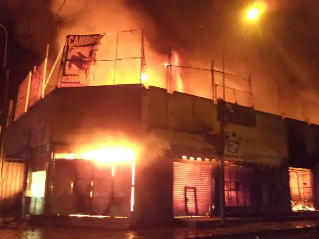 Más de 12 unidades de bomberos luchan por controlar incendio en Villa El Salvador