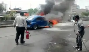 Vía Expresa: auto se incendia a pocos metros del Estadio Nacional