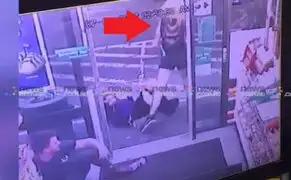 Mujer ingresa a una tienda y ataca a clientes con un hacha sin razón aparente