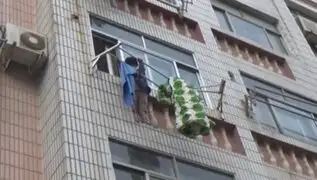 Dramático rescate de niña que cayó del cuarto piso y quedó atrapada en tendedero