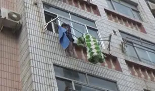 China: niña salva de morir tras caer de cuarto piso