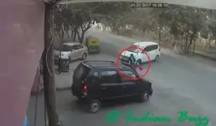 Mujer es aplastada por dos autos pero logra sobrevivir a impactante accidente