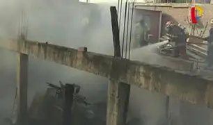 El Agustino: incendio consume fábrica clandestina de colchones