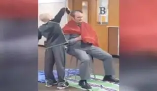 Director de colegio se rapa el cabello para apoyar a niño que sufría bullying