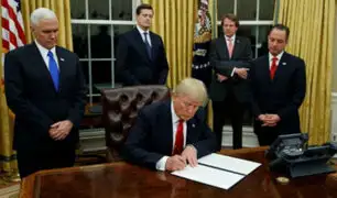 Donald Trump firma decreto contra el Obamacare