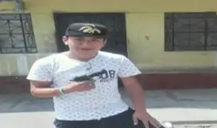 Delincuentes posan con pistola de policía tras asesinarlo en bus en Los Olivos
