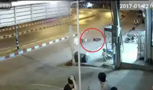 Mujer salvó de morir tras chocar su moto en Tailandia