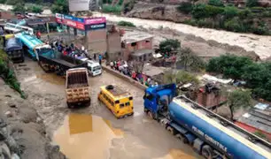 Carretera Central se encuentra bloqueada por caída de huaicos