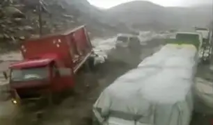 Más de 200 vehículos varados tras caída de un huaico en Arequipa