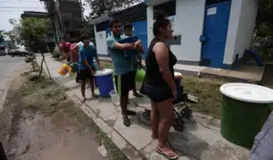 Vecinos recolectan agua de los parques ante corte del servicio