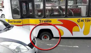 Microbús se hunde en plena avenida España en Trujillo