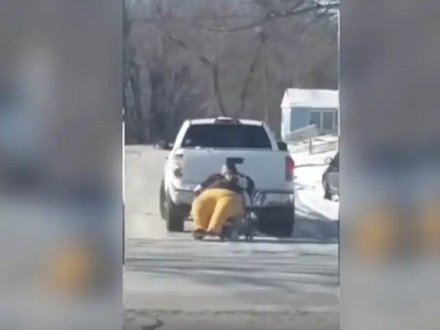 VIDEO: mujer obesa es remolcada por una camioneta ya que no cabía dentro