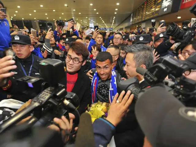 Carlos Tévez causa furor en el aeropuerto de Shanghái en China