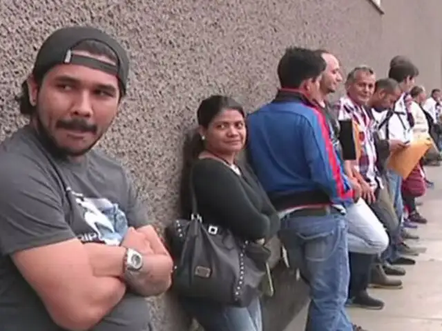 Venezolanos hacen largas colas para legalizarse en Perú