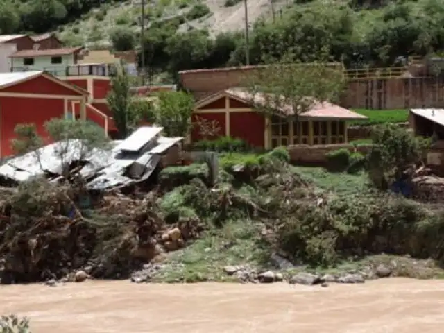 Hotel se desploma tras desborde de río en Huancavelica