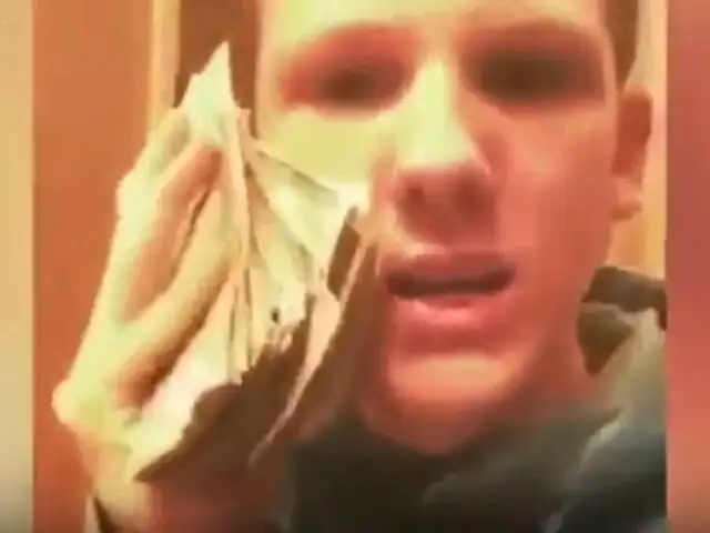 Joven arroja 300 dólares al inodoro para hacer alarde de su fortuna