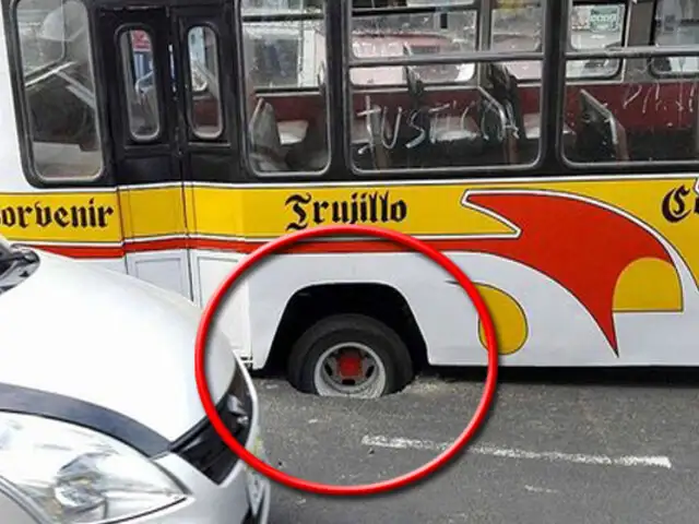 Microbús se hunde en plena avenida España en Trujillo