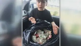 Niño de 7 años devuelve dinero robado del banco que encontró en la basura