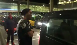 Ronaldinho casi es olvidado por su taxista en aeropuerto de Barcelona