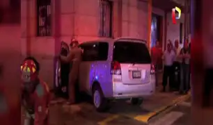 Centro de Lima: camioneta con toda una familia choca contra edificio
