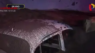 Surco: auto queda bajo tierra tras aniego