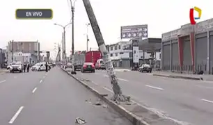 Cercado: poste a punto de caer tras choque de camioneta