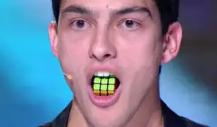 Raymon, el mago que arma cubos de rubik con la boca